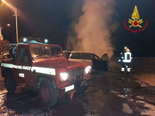 Auto in fiamme a Crotone spenta dai vigili del fuoco